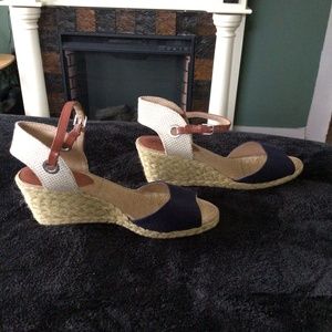 Lucky Brand, size 10, navy blue and tan